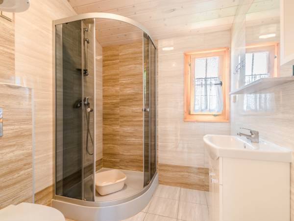 łazienka w domku 1-pomieszczeniowym