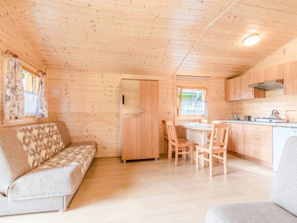 wnętrze domku 1-pomieszczeniowego: 2 wersalki i tapczanik