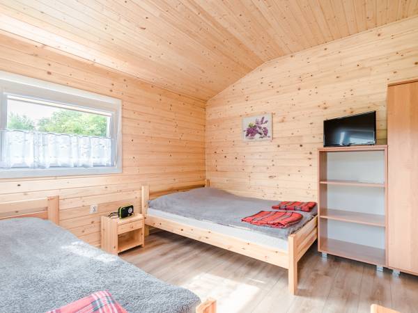 domek 1-pomieszczeniowy. łóżko podwójne 1,40m i 2 pojedyncze, wnętrze domku 3,4 osobowego