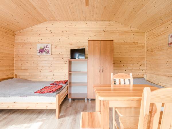 wnętrze domku 3,4 osobowego 1-pomieszczeniowego
