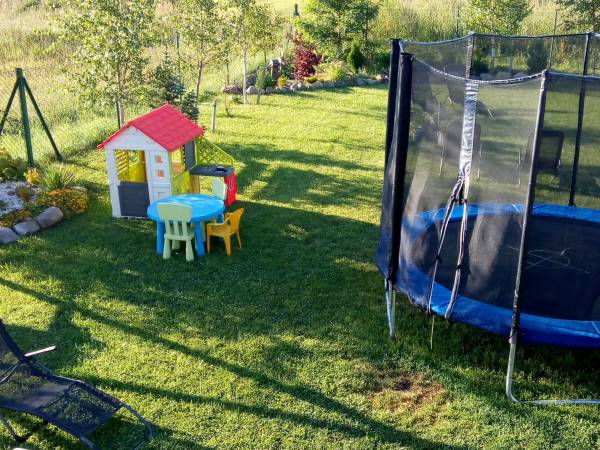 Trampolina i domek do zabawy