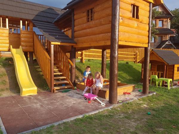 Domki dla dzieci i nie tylko. Bezpieczny ogrodzony placyk zabaw.