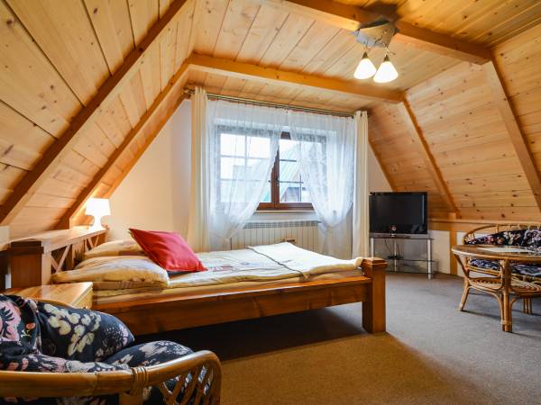 pokój dwu poziomowy z aneksem kuchennym