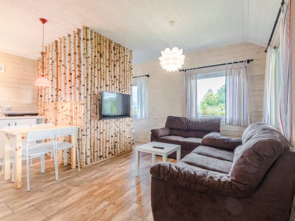 Salon z aneksem kuchennym domek letniskowy