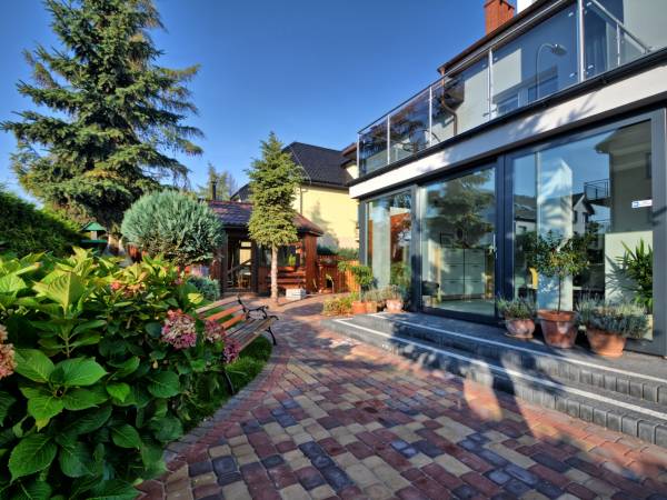 Wejscie do budynku i częsc ogrodu