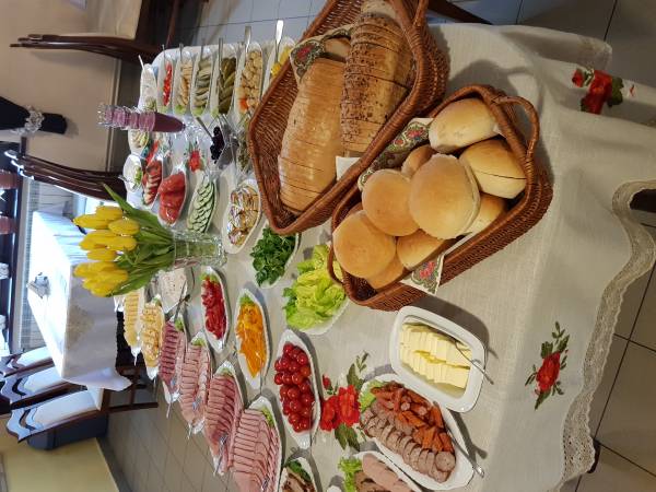 ŚNIADANIE W FORMIE BUFETU SZWEDZKIEGO