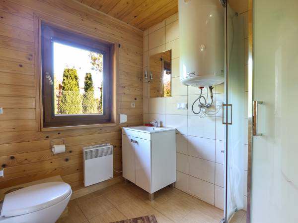 łazienka w domu drewnianym