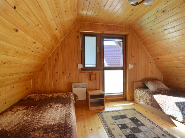 sypialnia w domu drewnianym