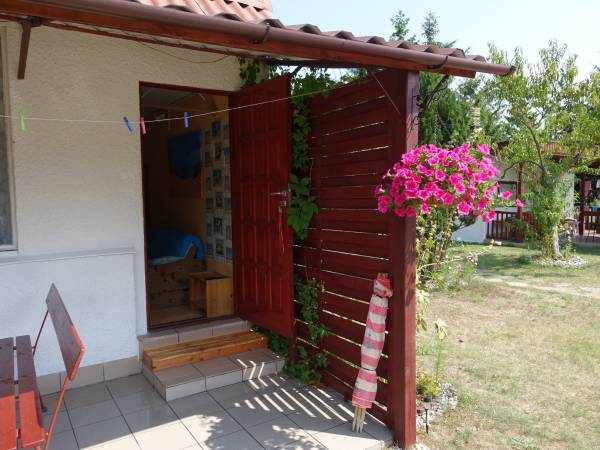 Domek nr 2 (4- osobowy, miodowy, 1-pokojowy)