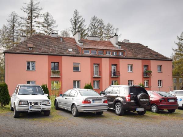 Widok od strony parkingu.