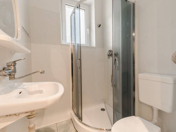 Łazienka wspólna dla pokoju nr 4 i nr 7