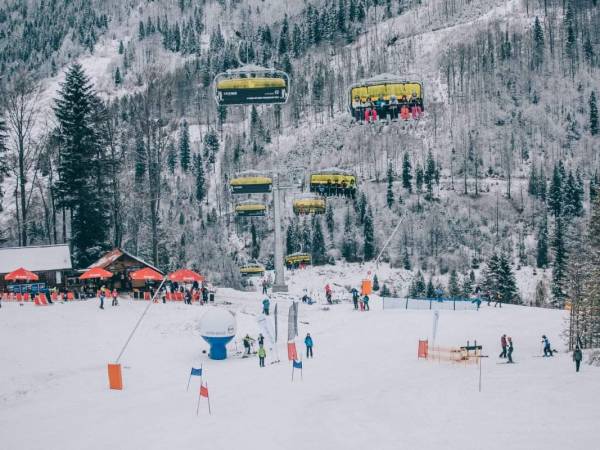 Wyciąg kanapowy w ośrodku SMR ok.300 m od domków