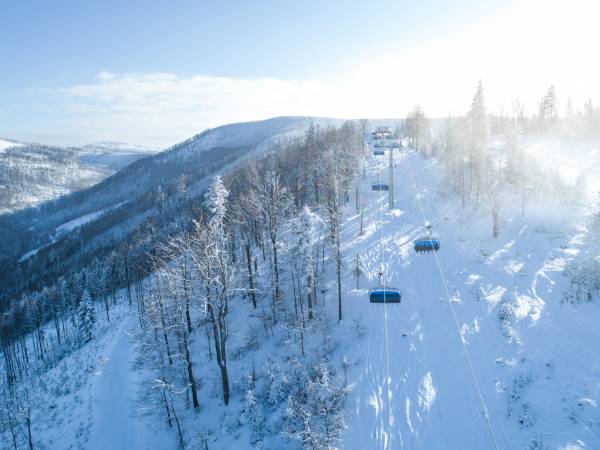 Wyciąg kanapowy w ośrodku SMR ok.300 m od domków