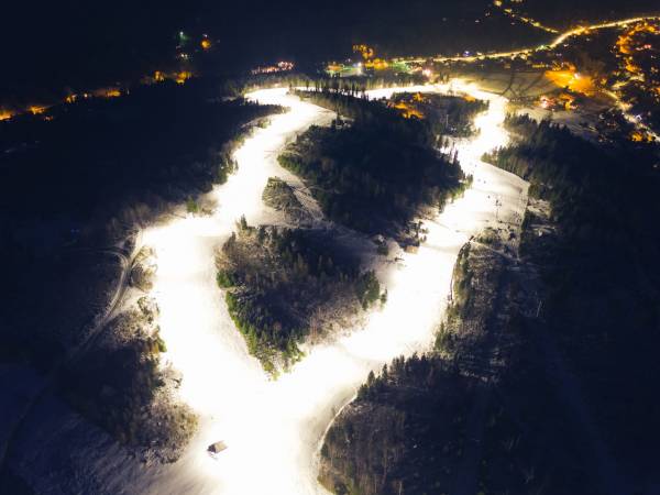 Oświetlany stok narciarski w ośrodku SMR