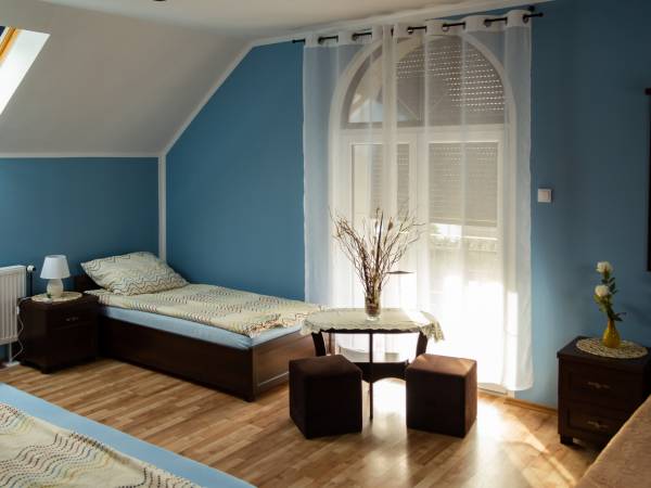 pokój 4- osobowy z łazienką i dużym balkonem