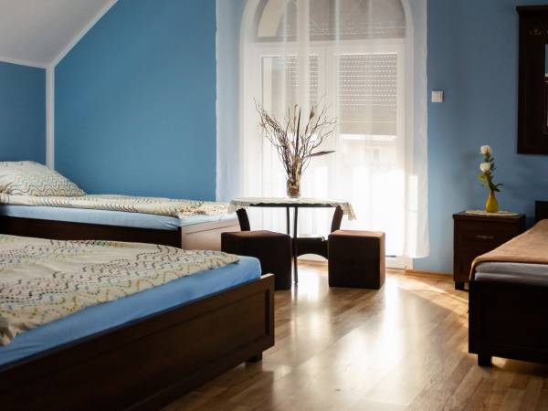 pokój 4- osobowy z łazienką i dużym balkonem