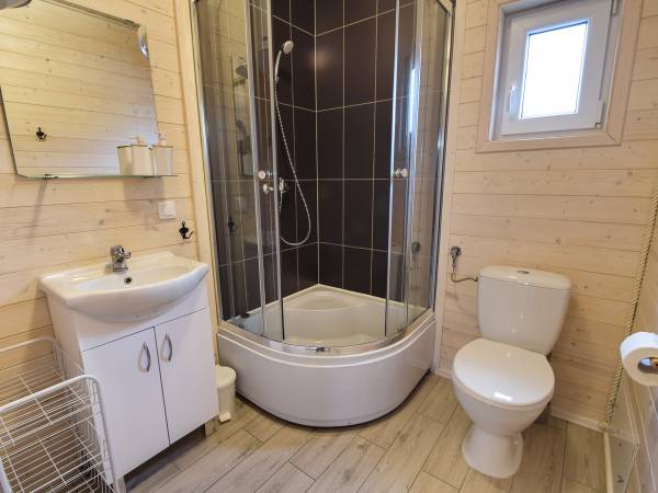 Łazienki we wszystkich domkach identyczne