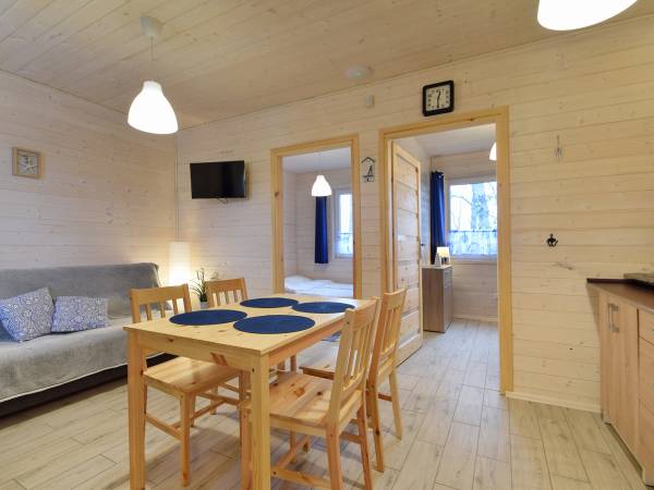 Domki 6 osobowe - salon z dwiema sypialniami