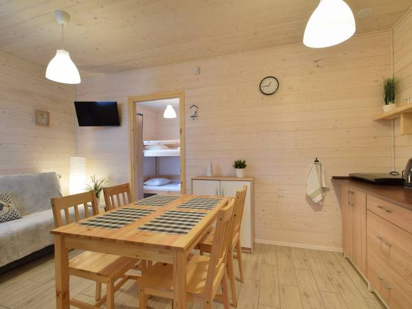 Domek 4-5 osobowy z jedną sypialnią z łóżkiem pięrowym (górna część jednoosobowa, dolna dwuosobowa)