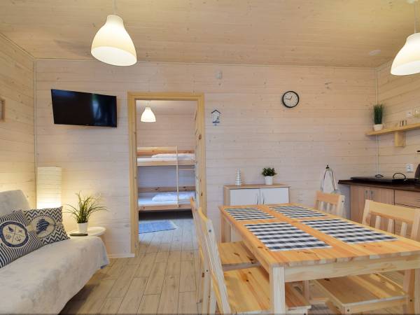 Domek 4-5 osobowy z jedną sypialnią z łóżkiem piętrowym (górna część jednoosobowa, dolna dwuosobowa)