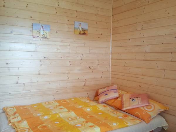 Ta sama kanapa ( rozłożona dla 2 osób