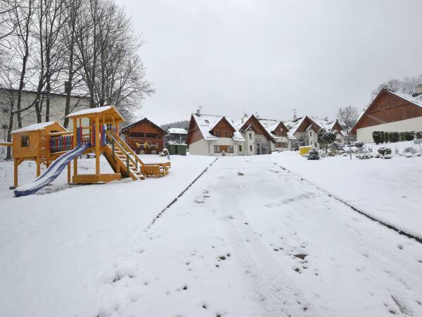 plac zabaw dla dzieci na terenie