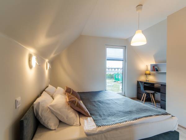 Sypialnia nr1 z łózkiem podwójnym w domkach 6 osobowych nr 2-6