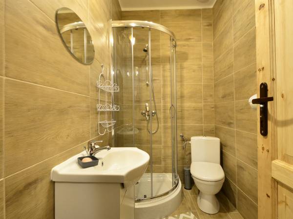 Łazienka w pokoju 3 os.