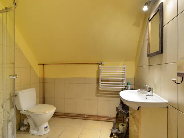 Łazienka w pokoju 2os.