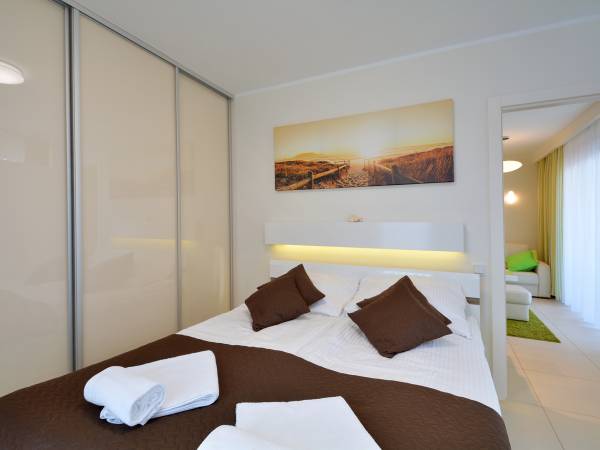 sypialnia z wygodnym łożęm małżeńskim