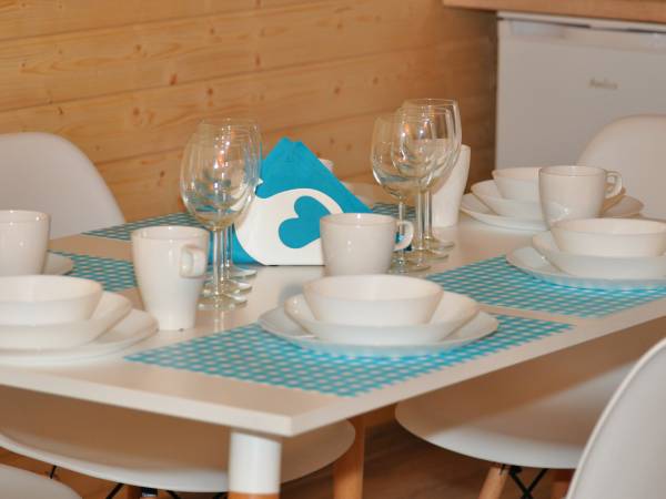 pokój gościnny z aneksem kuchennym