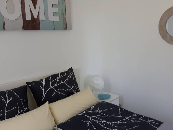 Sypialnia z łóżkiem małżeńskim