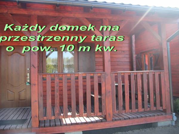 Duży taras, stół i ławy.