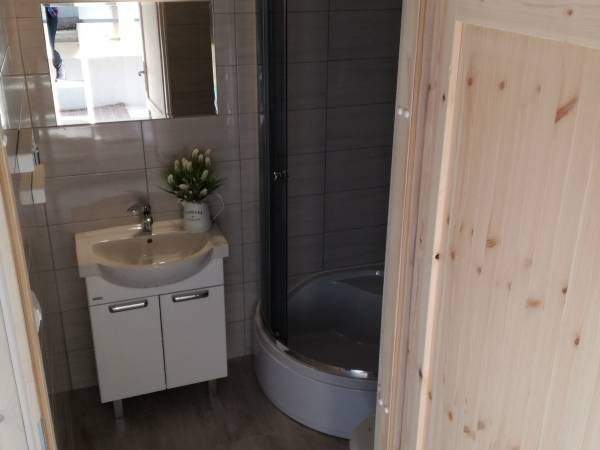 łazienka w domku drewnianym