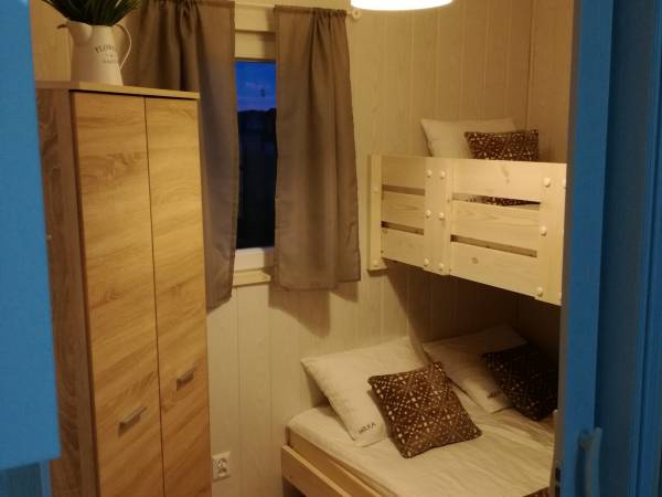 sypialnia w domku drewnianym