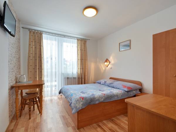 pokój dwu osobowy z łazienka na korytarzu