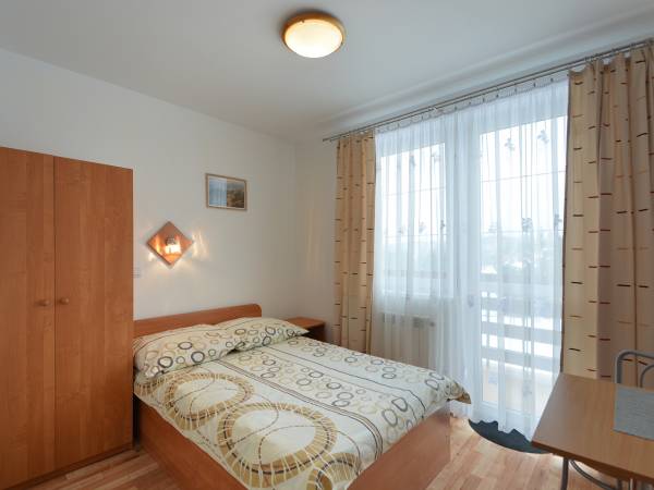 pokój z łazienką i balkonem