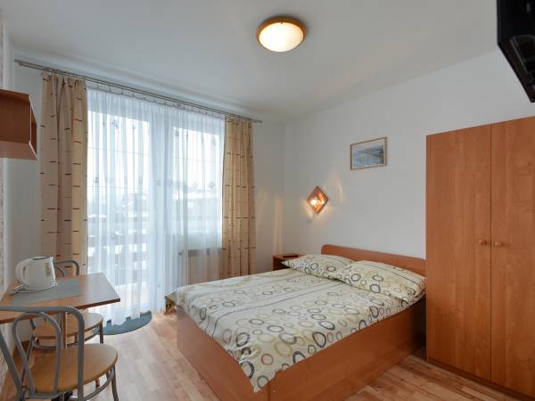 pokój z łazienką i balkonem