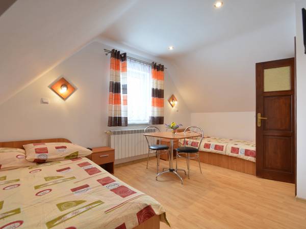 Pokój trzy osobowy z łazienką na poddaszu 