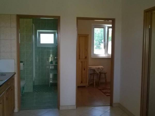 Domek - wejście do łazienki, obok do pokoju dla dzieci pokoju dziecinnego i pokoju dla rodziców