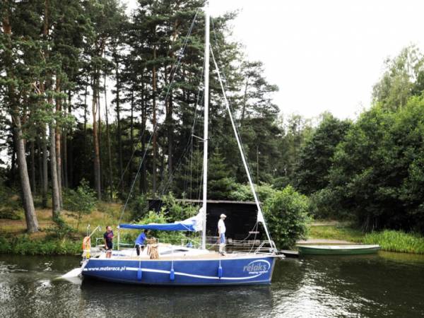 MAŁE SWORNEGACIE JACHT PRZED MOSTEM ZWODZONYM