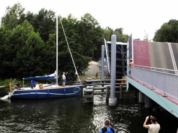 MAŁE SWORNEGACIE JACHT OCZEKUJACY NA PODNIESIENIE MOSTU ZWODZONEGO