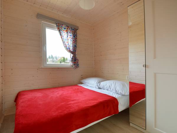 sypialnia z łóżkiem dwuosobowym