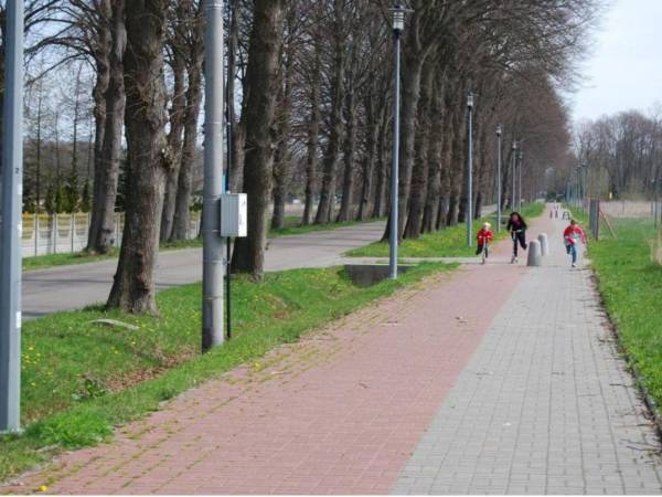 chodnik i ścieżka rowerowa
