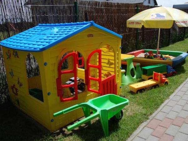 domek i piaskownica dla dzieci