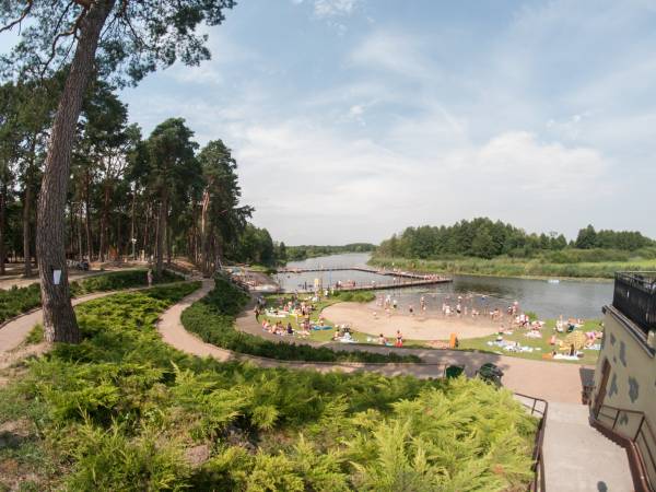 Jezioro z piaszczystą plażą