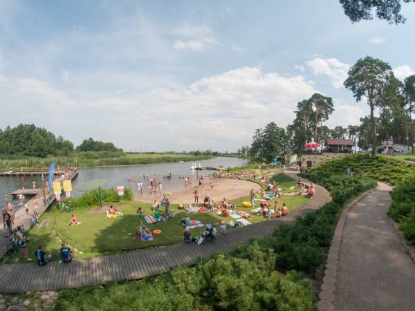 Jezioro z piaszczystą plażą