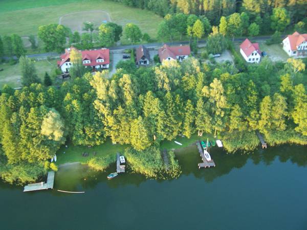 Widok na posesję z lotu ptaka.