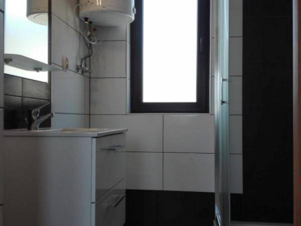 umywalka z szafką oraz bojler