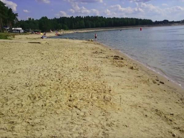 piaszczysta plaża zalewu